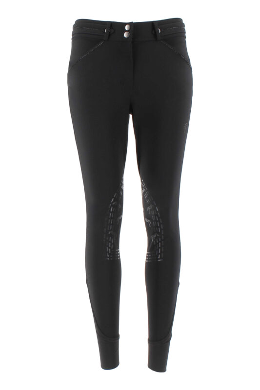 Elegance Pénélope rijbroek – stijlvol, comfortabel en verfijnd De Elegance Pénélope rijbroek is een perfecte mix van elegantie en functionaliteit. De tailleband en de voor- en achterzakken zijn subtiel versierd met een rij strass-steentjes, wat zorgt voor een verfijnde uitstraling. Op het linkerbeen prijkt een klein Pénélope-paardje, eveneens in strass, als charmant detail. Dankzij de stretchstof biedt deze broek optimaal draagcomfort. De antislip-versterkingen aan de binnenkant van de knieën zorgen voor extra grip in het zadel, terwijl de iets hogere taille mooi aansluit en goed blijft zitten. De lycra broekspijpen passen zich soepel aan verschillende lichaamsvormen aan, wat zorgt voor een perfecte pasvorm. Ideaal voor trainingen, dagelijks gebruik of een stijlvolle verschijning op de manege. Productdetails Buitenstof: 78% polyamide, 22% elastaan Binnenstof: 95% polyester, 5% elastaan Verkrijgbaar in marineblauw, zwart en wit Damesmaten: 34 t/m 42 Kindermaten: beschikbaar in wit Maatadvies Deze broek valt normaal. Kies gerust je gebruikelijke maat. Wasinstructies Was de Elegance rijbroek binnenstebuiten op 30°C. Niet geschikt voor de droger.