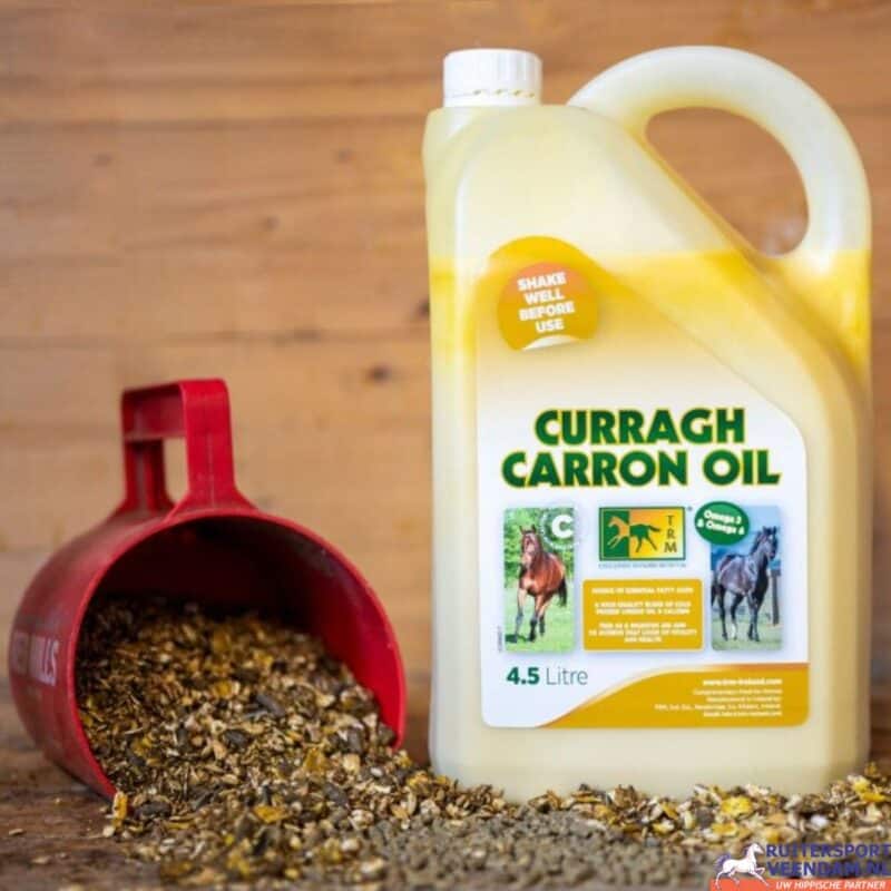 Flasche Curragh Carron Oil mit Pferd und Futterkrippe im Hintergrund.