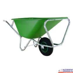 Groene HDPE kruiwagen met metalen frame en grote wielen voor tuinwerk.