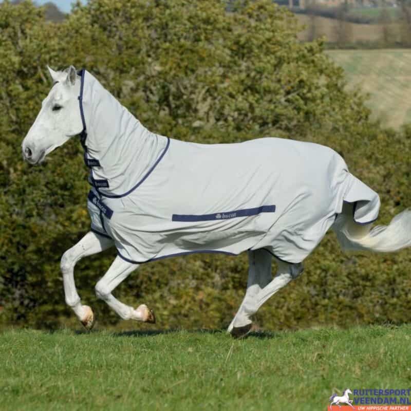 Pony met Bucas Sweet-Itch deken, rennend in weiland.