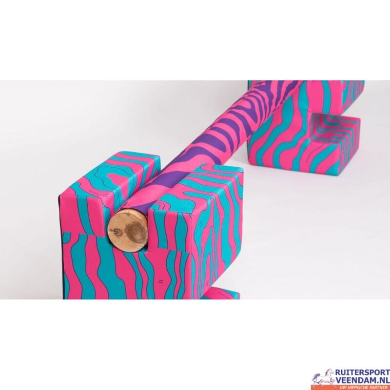 Kleurrijk foam cavaletti set voor paardentraining en dressuur.
