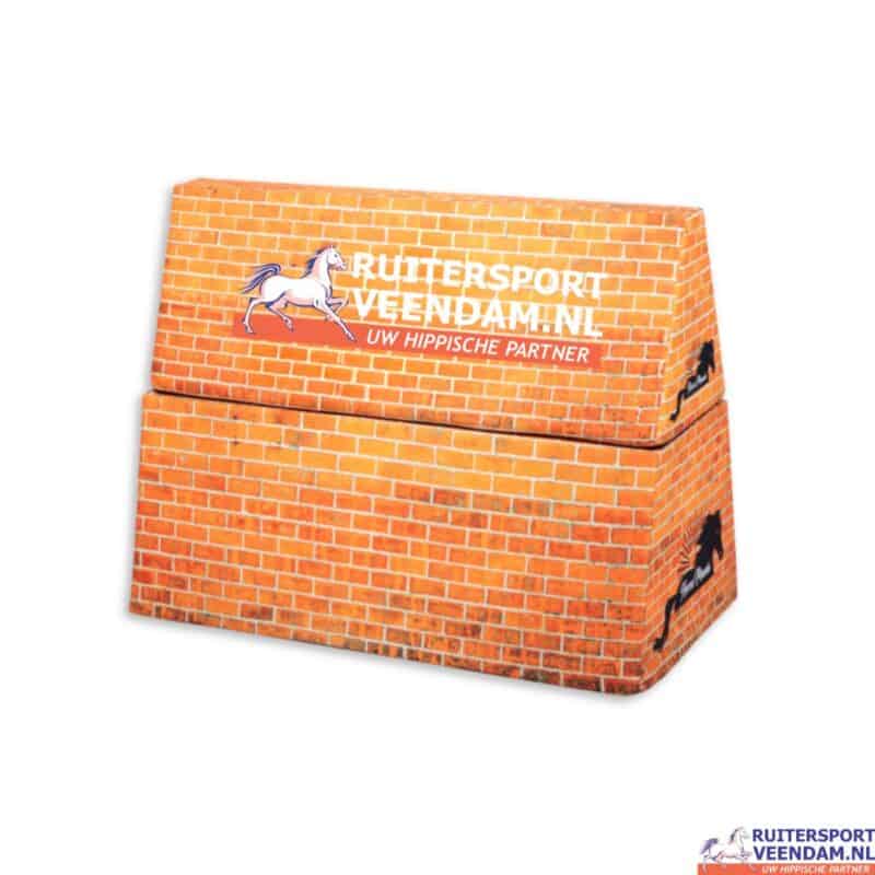 Foam muurverhoger met bakstenen print voor paardenhindernissen.