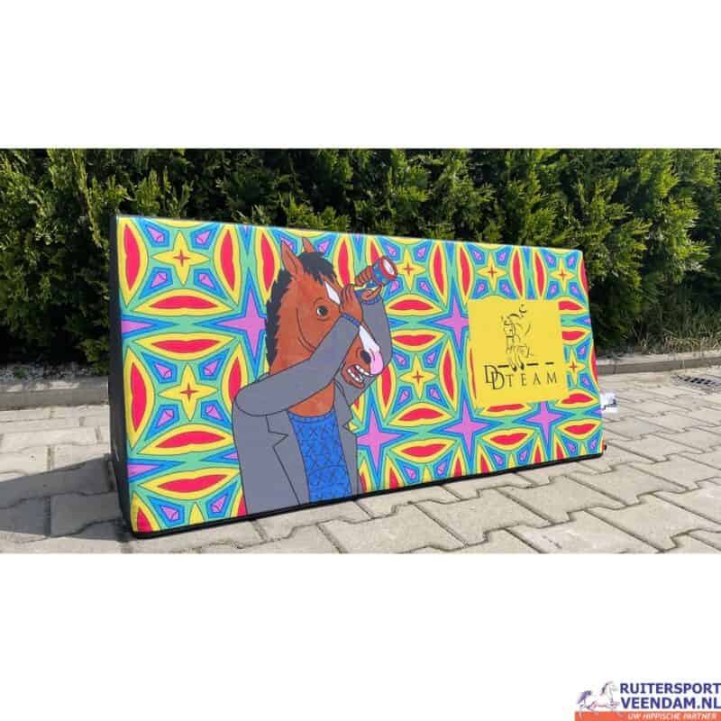 Graffiti kunst op muur met paard en kleurrijk patroon, geschikt voor ruitersport en decoratie.