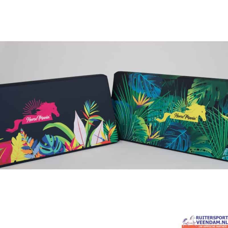 Decoratieve foam muur met jungleprint en paardenlogo voor ruitersport winkels.