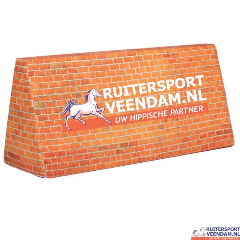 Foam muur met Ruitersport Veendam logo en tekst.