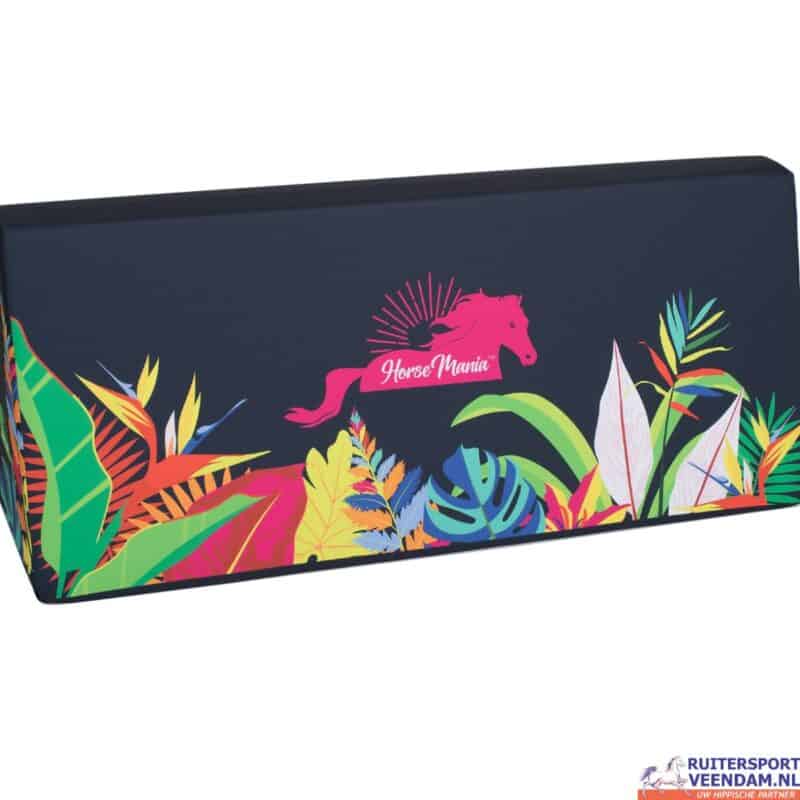 Decoratieve foam muur met jungleprint en paardenlogo.