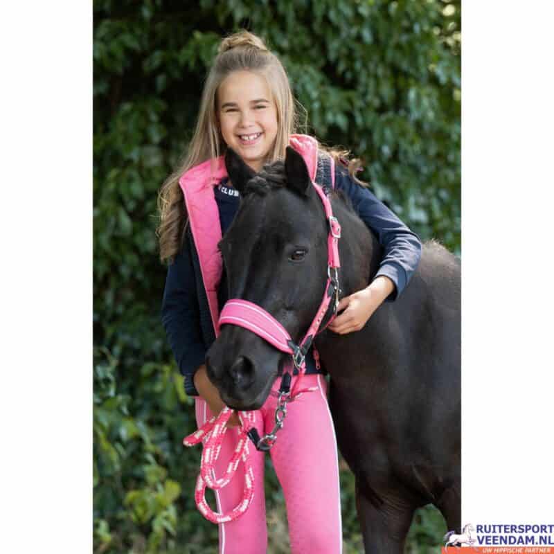 Kind met paard met HKM Maui halster in roze en zwart.