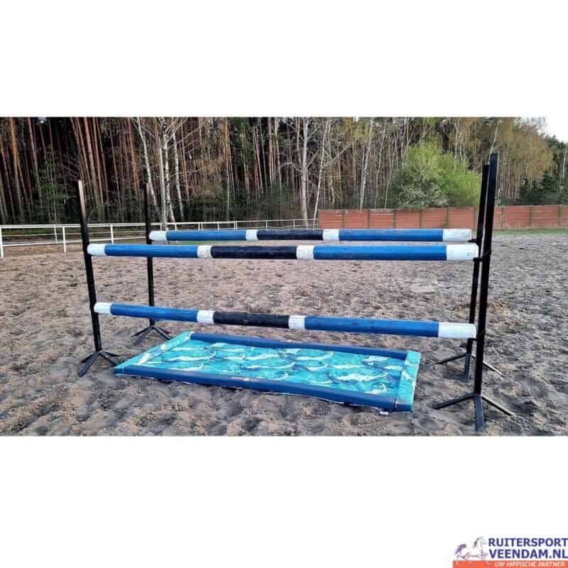 Waterbak voor paarden met schuim en springsloot, ideaal voor training.