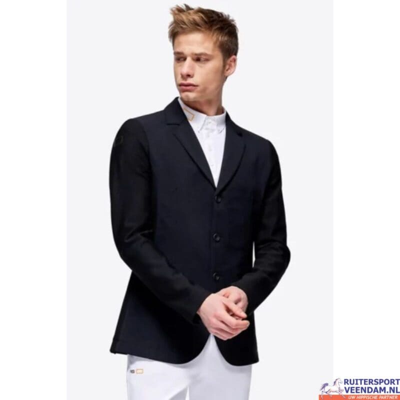 Man in rijjasje en mesh jas voor paardensport, sportkleding voor ruiters.