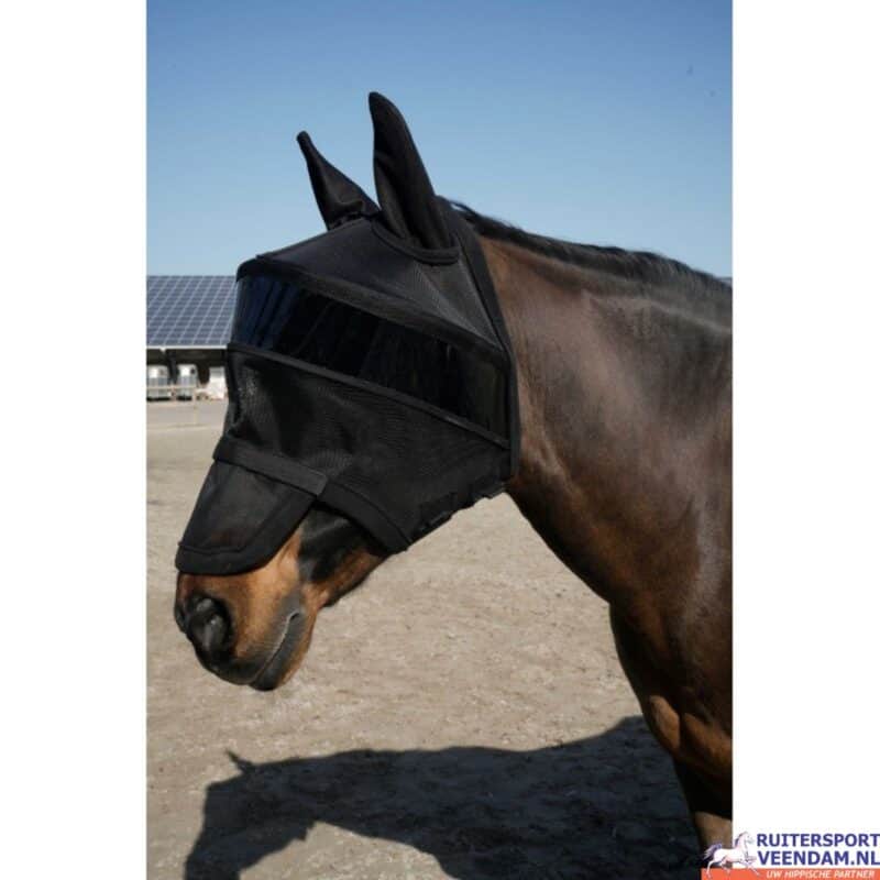 Zwart paard met UV-beschermend zonnekap voor paarden, bescherming tegen zonlicht.